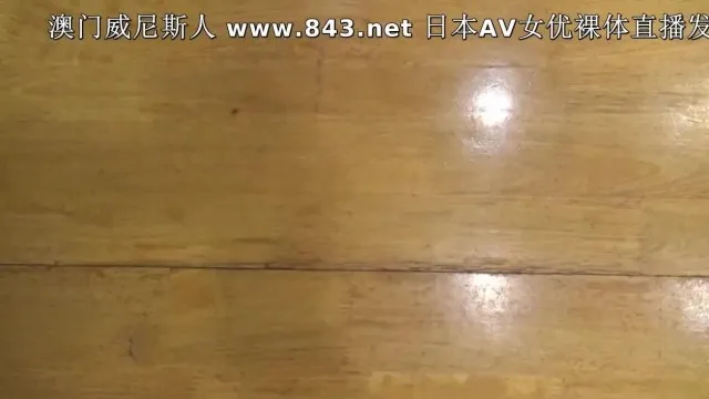 A gostosa taiwanesa levou o namorado estrangeiro para casa depois do jantar no hotel e começou a fazer sexo