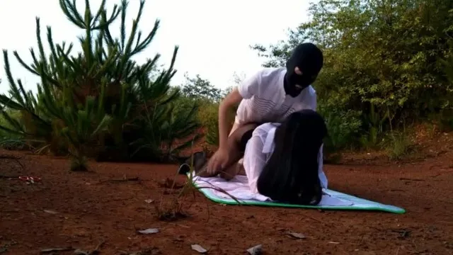 La hermana VV de la celebridad de Internet usa pantimedias de encaje negro y tacones altos y tiene sexo en el campo