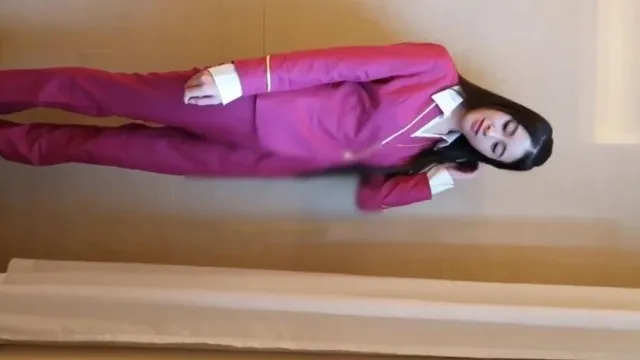 吐血した女神レベルの若いモデルYuzhenが制服を着てストッキングを履いて仕事に応募するよう勧めると、ストッキングの美脚が隠れていた