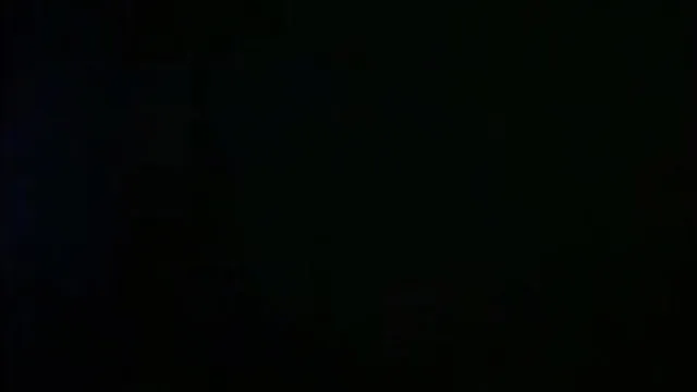 Парень-неудачник и его девушка пошли в ванную, чтобы помыть члены минеральной водой во время просмотра фильма.