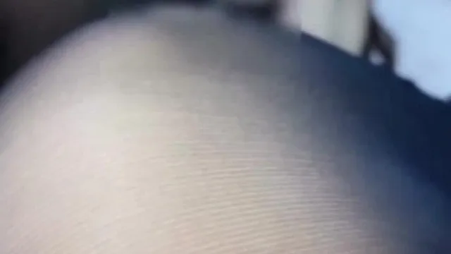 Un garçon potelé de célébrité Internet aux longues jambes en bas noirs a un gode diable inséré profondément dans sa chatte