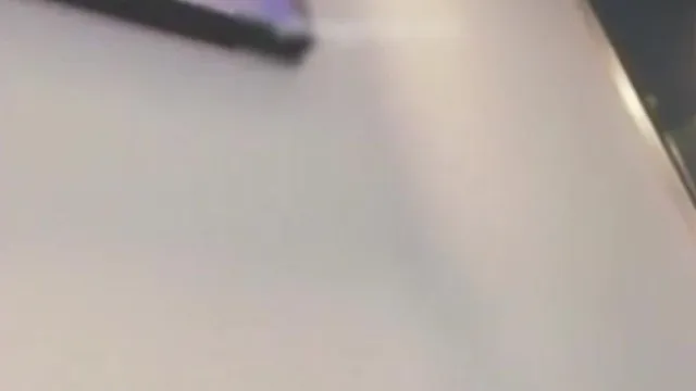 Celebridad de Internet y belleza voluptuosa se engancharon con un transeúnte de camino a casa y terminaron siendo folladas de todas las formas posibles.