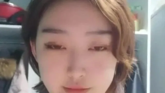 高颜值长相甜美短发妹子露奶露逼诱惑 露出大奶掰开逼逼非常粉嫩诱人