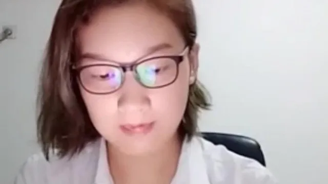 十个眼镜九个骚职业装斯文眼镜女白领兼职女主播网约纹身古惑仔炮友