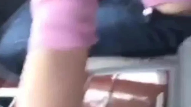 西装哥开车接女朋友下班 这女友也真饥渴的让男友把车停在路边