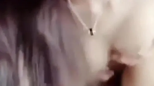 La presentadora de belleza tetona se toma selfies frente a la cámara para seducir a los fanáticos cuando están aburridos