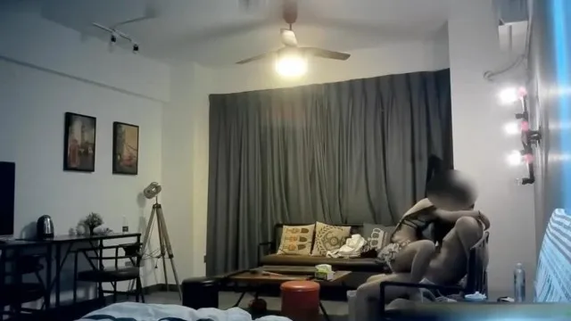 91大神猛操白嫩性感的漂亮美女,看到鸡巴吓得妹子说：我感觉你就像A片里的一样,你的太大了,真受不了了!完整版5
