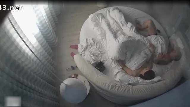 圆床俯拍霸气纹身大哥与肥臀大波情人开房啪啪啪