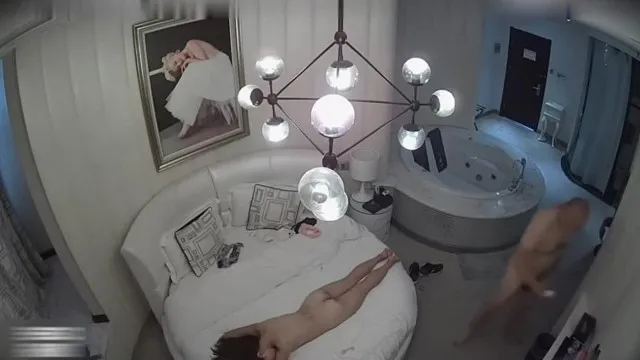 喜欢健身的美女酒店被中年男大屌彻底征服了,刚干完一次美女趴那看电视又被掰开腿猛操,都干哭了还要了第3次!
