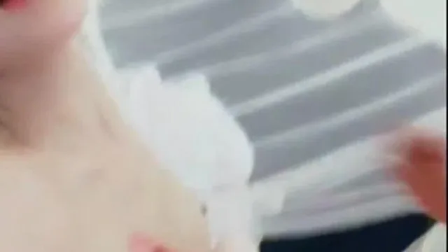 La mejor diosa loli Yaoyao y la pequeña hada tienen sexo apasionado con su pareja sexual. Las mejores tetas grandes son folladas en múltiples posiciones. Ella se corre sin condón en el ano.