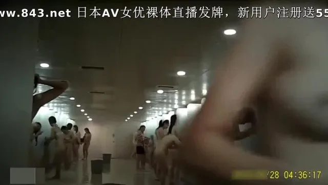 公衆トイレでさまざまなポーズで入浴するあらゆる体型や体格の女性をこっそり撮影