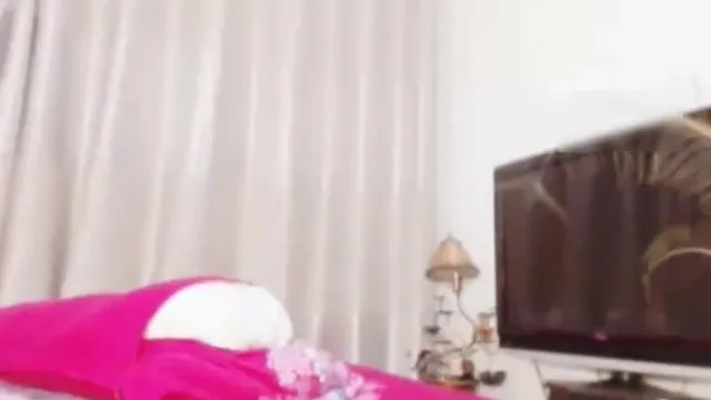 戴着眼镜样子斯文的女主播性感黑丝炮机加2个黄瓜一块玩