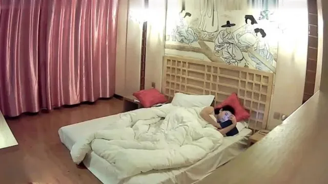 日式主题房大叔艳福不浅下班就来赴约啪啪早已开好房等待的情人奶子白又大草一半不知咋回事说疼