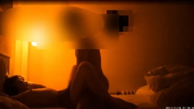 Delevingne 666 - Une belle fille en bottes et jupe courte avec des fesses très rebondies a été caressée follement puis sa culotte a été enlevée et baisée durement. Version complète sans filigrane !