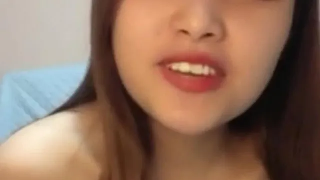 新人漂亮美女主播收費直播大秀 身材也不錯 舔奶插穴自慰 十分誘人