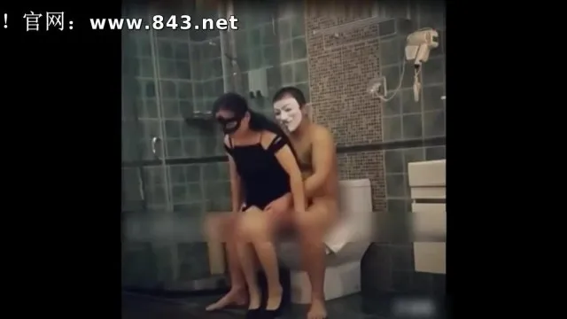勾搭夜店小骚妹 后入浪臀 浴室里扶着马桶激情爆草