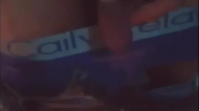 甘くてセクシーなネットセレブの女神ディアガールは、夜に隣の男性と妻が寝ている間に階段でセックスする約束をしていた。車の中でセックス！