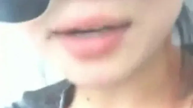 La presentadora de grandes pechos Sao Jing'er y un hombre guapo montan una escena de sexo en un baño público. ¿Por qué avergüenzas a la gente que está a tu lado?