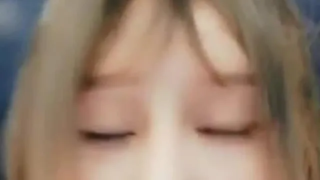 Une célébrité Internet mince avec un visage a une grande émission de sexe. Elle monte sur le dessus et se fait violemment pénétrer. C'est très tentant.