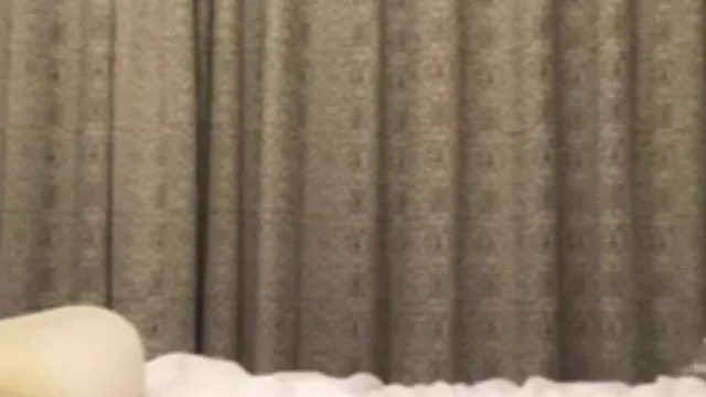 Una hermosa chica de buena apariencia muestra su rostro y usa ropa interior recién comprada para mostrar su sexy figura de baile.