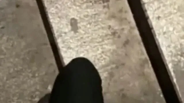 骚气逼人的少妇主播糖糖大冷天户外勾搭个没啥性经验的菜鸟开房鸳鸯浴后啪啪