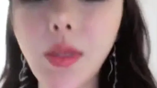 时尚网红妹子脱掉紧身裤露出性感大屁股非常诱人