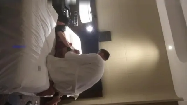 蛮腰翘臀干练短发气质美女白领私下如此淫荡宾馆约会炮友玩起了制服轻SM性虐亮点是叫声嗷嗷叫说老公不行了