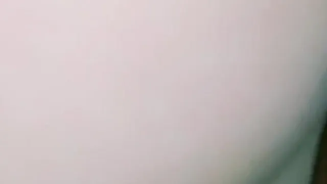 雪白性感的电臀小美女。看到肉棒就骑上去使劲摇～