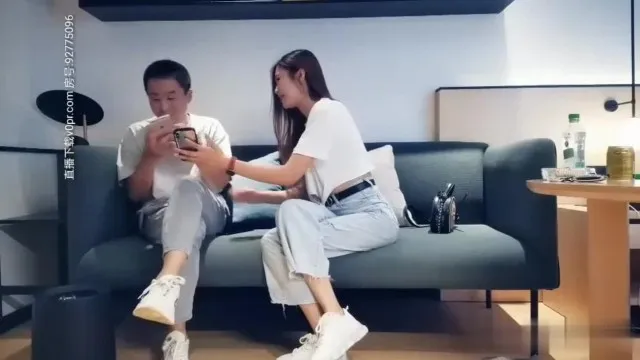 約了位有點緊張的長腿性感美女啪啪，慢慢調情放開後再狠狠爆乾～