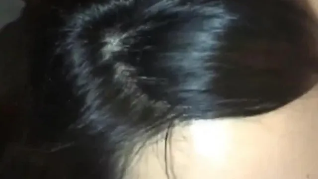 La belle petite copine mange de la bite, non seulement pour le nourrir, mais aussi pour jouir sur tout son visage~