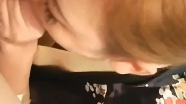 La salope taquine le jeune homme jusqu'à ce que sa bite devienne dure, et elle se bat avec une arme à feu et se fait défoncer ~
