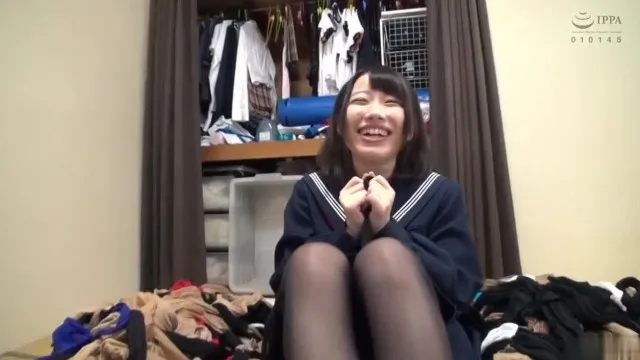 Meia-calça Divina Sakura Wakatsuki A meia-calça crua que envolve as lindas pernas de uma linda garota loli de uniforme permite que você aproveite ao máximo as solas abafadas de seus pés e dedos dos pés! Às vezes sentado na cara, footjob, às vezes creampie, às vezes cosplay na bunda e bukkake, faça o que quiser! Aproveite o clímax de treinamento pervertido de uma mulher que entra no cio.