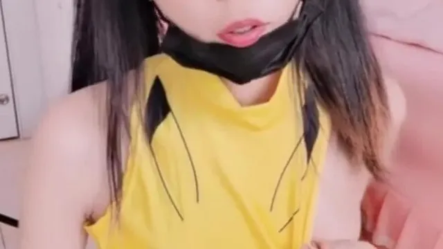 推特網紅小仙雲兒穿皮卡丘緊身衣自摳小穴，還舔自己的淫水～