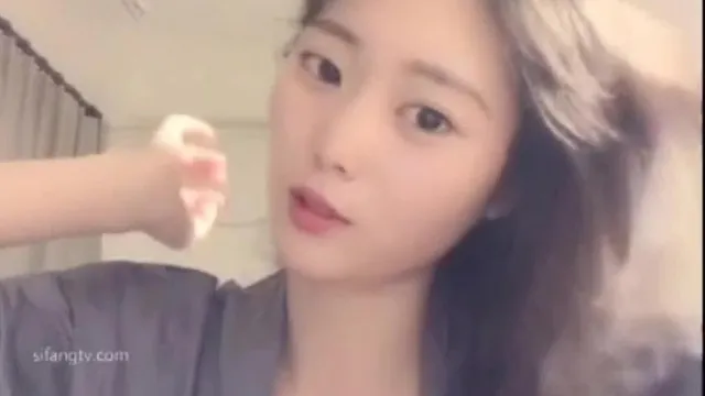 半夜睡不著的話就來吃個夜霄吧～順便看個正妹直播摳摳秀