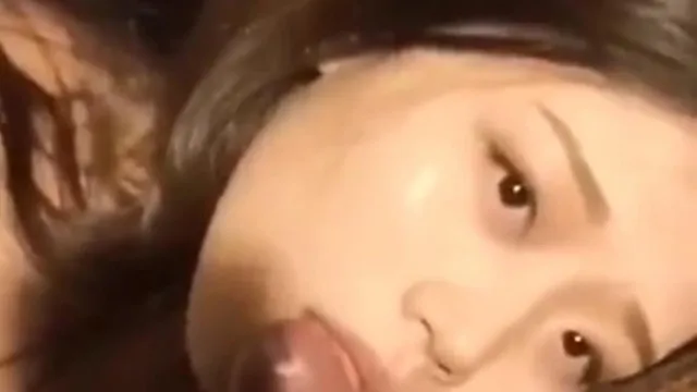 一脸无辜的漂亮妹子吃肉棒，让人忍不住想射她满嘴～