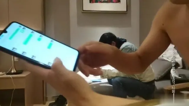 Wenxuan Exploring Flowers joue avec deux jeunes femmes, et les deux chattes se font baiser~