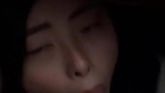 漂亮人妻胃口太大不满足，不只约啪还玩三人行～