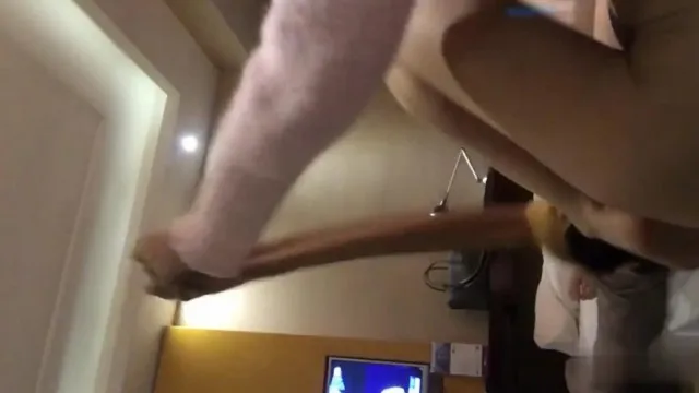 Uma jovem rica com um forte temperamento sexual não suportou a longa viagem de negócios do marido e encontrou um cão-lobo musculoso para passar a longa noite! Finalmente, ele atingiu o clímax com estocadas violentas e palavrões!