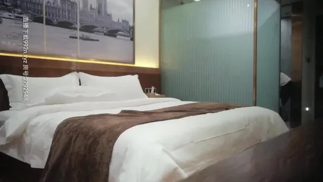 贵州高颜值在校兼职妹子刚来不甘愿，还不是被操得奶子都飞起来了~