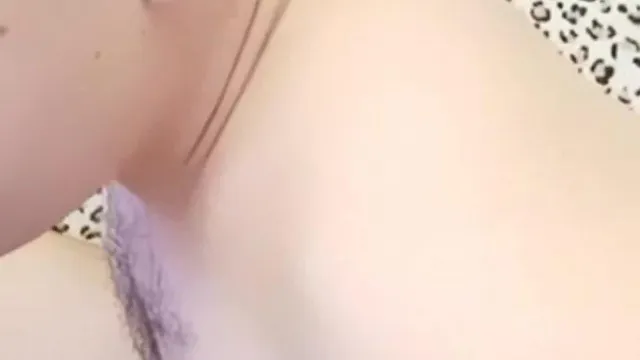 有钱真好！大叔找个年轻嫩妹子双人啪啪秀~妹子舔硬后再上去猛摇