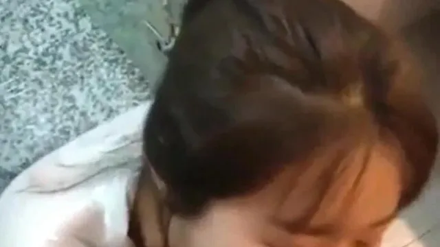 Ma jolie copine est si douée pour faire des pipes, elle lui lèche la bite si fort ~