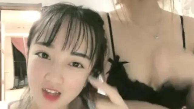Une belle étudiante et sa meilleure amie s'amusent passionnément dans le dortoir, poussant de doux gémissements tout en jouant avec les beaux seins et les trous roses de l'autre ~
