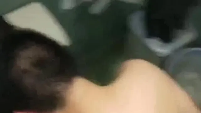 没钱开房间只好冒着被偷拍的风险在公厕直接来