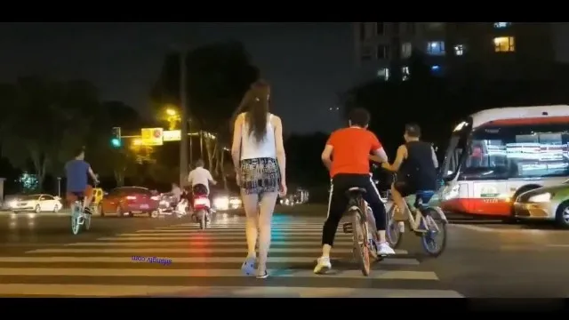 175 épouses de Chengdu aux longues jambes « appelle-moi belle-sœur » hardiment exposées dans le parc ~ giclées sept fois en une nuit !