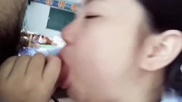 Avant que les camarades de classe n'arrivent en classe, le petit ami a décompressé sa petite amie et lui a donné un bâton !