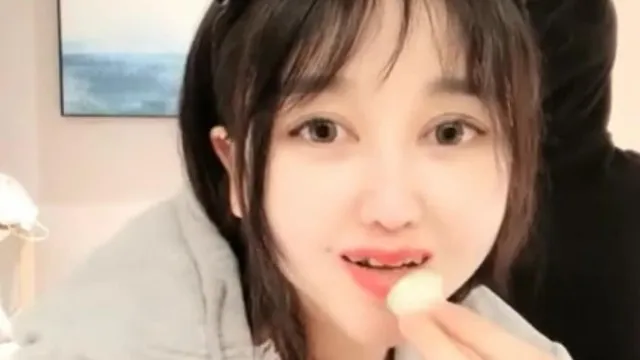 美乳猫耳娘抽奖直播调教处男粉丝啪啪，性感小野猫性慾旺盛一晚榨了小伙子三次~
