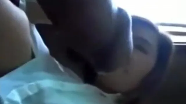 美女睡着了，用屌摩她美腿还不醒!