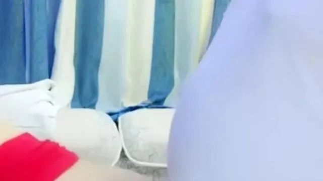 La belle hôtesse de l'air en uniforme séduit et joue avec les fans, séduisant le gros papa pour l'inceste et le sexe passionné~