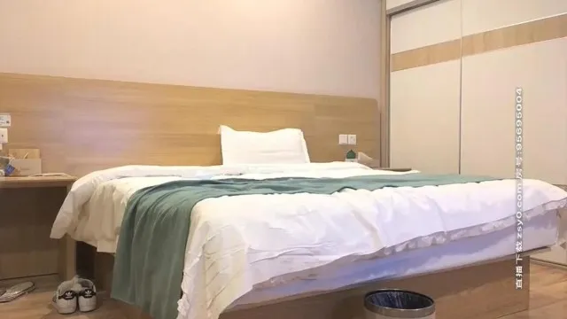 约了个网红脸妹子啪啪~口交舔弄上位骑乘大力猛操呻吟