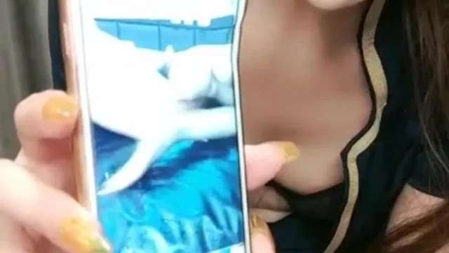 还有谁可以喷得比我多~骚B大方分享与大屌粉丝激烈趴趴~边猛操边狂喷高潮